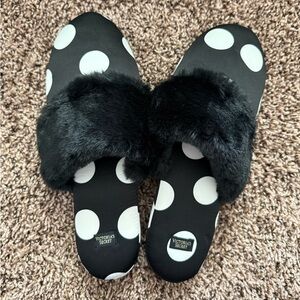 NWT Victoria’s Secret fuzzy polka dot slippers with bag…🤍🖤